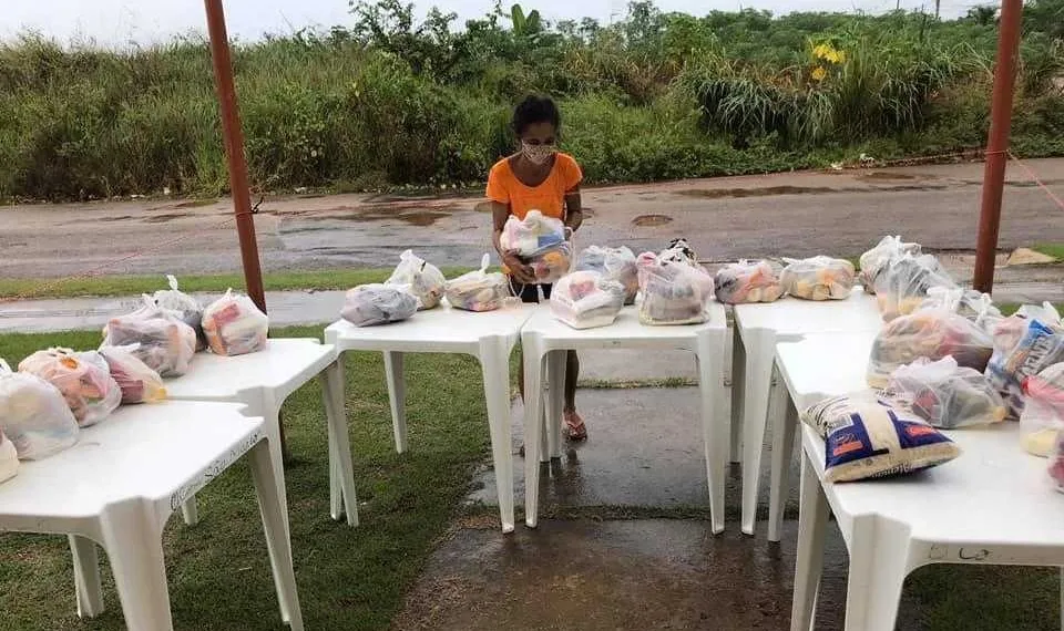 Cestas básicas se esgotaram em 15 minutos (Foto: Reprodução Facebook Massimo Lombardi)