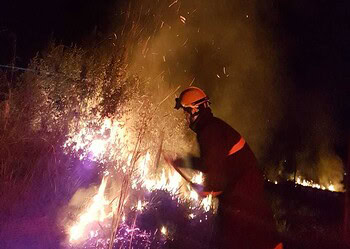 Bombeiros militares do 6° Batalhão tiveram que combater incêndio em vegetação (Foto: Ascom CBMAC)