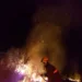Bombeiros militares do 6° Batalhão tiveram que combater incêndio em vegetação (Foto: Ascom CBMAC)
