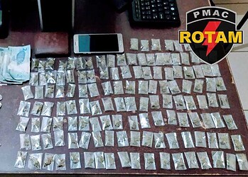 Os militares encontraram dinheiro trocado e entorpecentes (Foto: Assessoria de Comunicação PMAC)