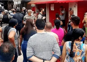 Confusão começou após fiscalização da Polícia Militar no comércio do centro de Rio Branco (Foto: Reprodução ac24horas)