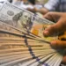 Dólar dispara e fecha acima de R$5