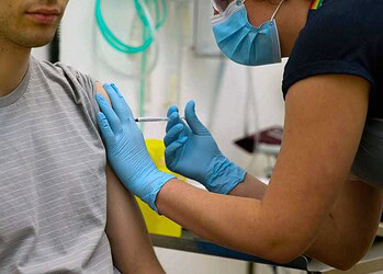 Medicamento está sendo desenvolvido em uma iniciativa conjunta da Universidade de Oxford e de um laboratório no Reino Unido (Foto: University of Oxford via AP)