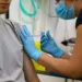 Medicamento está sendo desenvolvido em uma iniciativa conjunta da Universidade de Oxford e de um laboratório no Reino Unido (Foto: University of Oxford via AP)