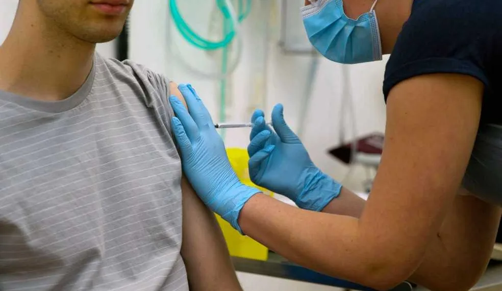 Medicamento está sendo desenvolvido em uma iniciativa conjunta da Universidade de Oxford e de um laboratório no Reino Unido (Foto: University of Oxford via AP)