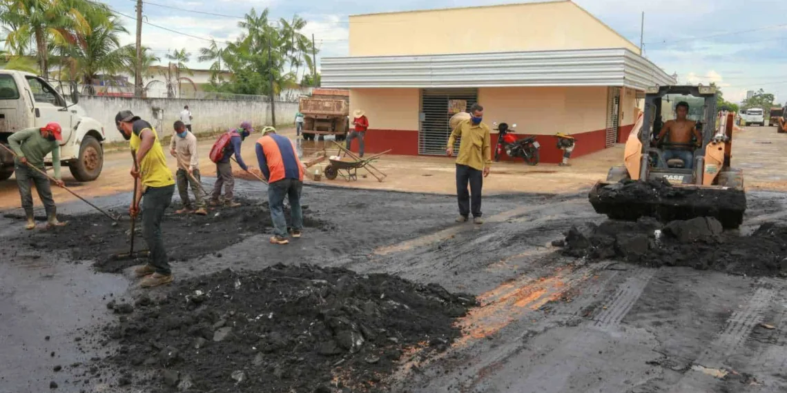 Em parceria com prefeitura, entorno do Hospital de Campanha de Cruzeiro do Sul recebe limpeza e melhoria viária