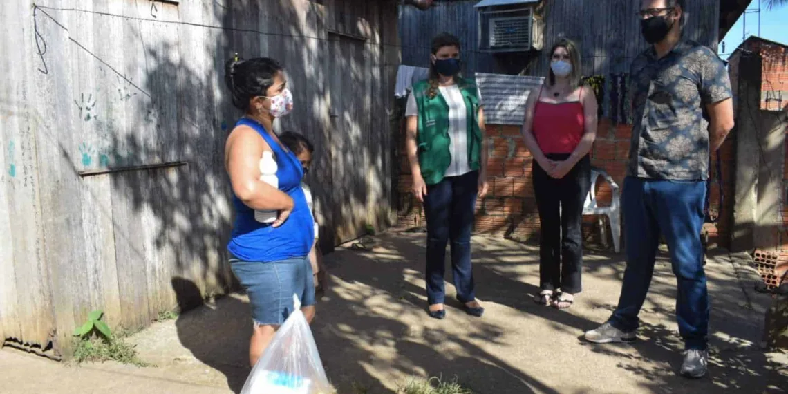 Prefeitura de Rio Branco faz entrega de cestas básicas para artistas