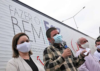 Carretas com respiradores e equipamentos de proteção individual doados por grupo JBS chegam ao Acre