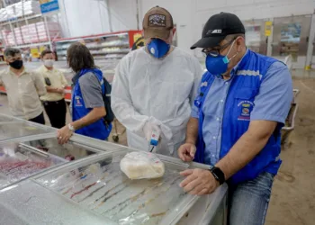 Procon e Vigilância Sanitária apreendem duas toneladas de alimentos em supermercado da capital
