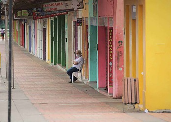 Empresários lamentam que responsabilidade da reabertura do comércio tenha sido repassada à prefeituras