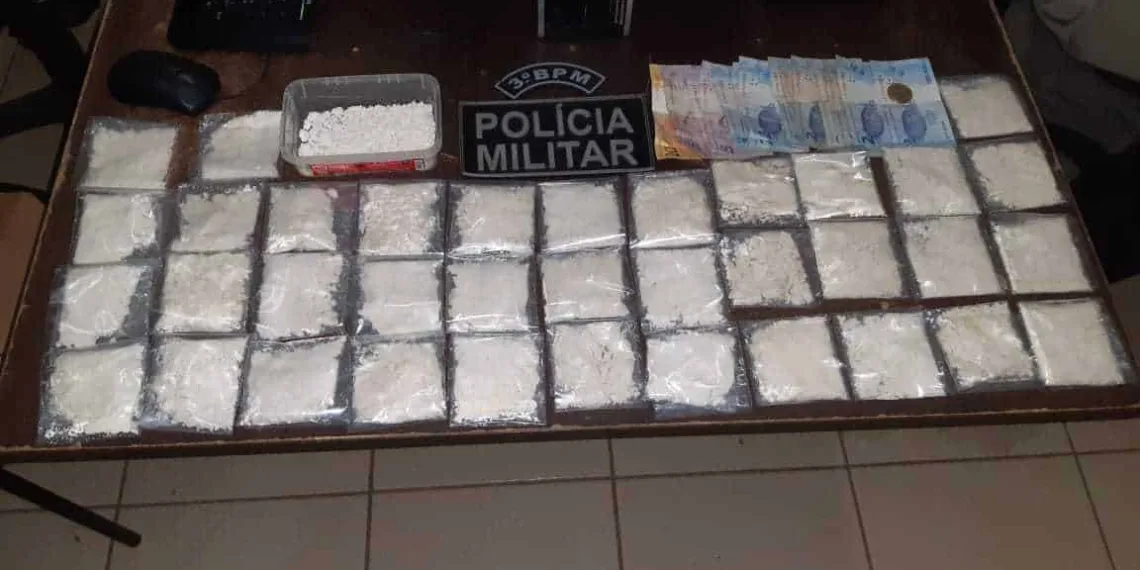 PM apreendeu quase meio quilo de pasta à base de cocaína e 14 pedras de crack (Foto: Ascom PMAC)