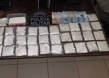 PM apreendeu quase meio quilo de pasta à base de cocaína e 14 pedras de crack (Foto: Ascom PMAC)