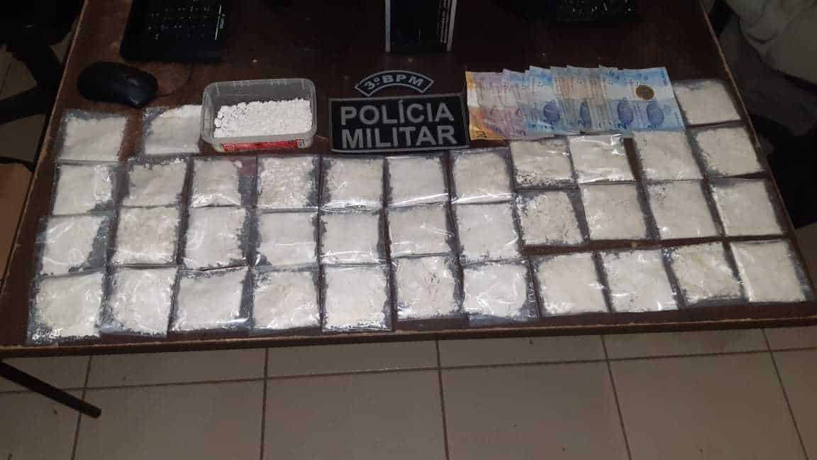 PM apreendeu quase meio quilo de pasta à base de cocaína e 14 pedras de crack (Foto: Ascom PMAC)