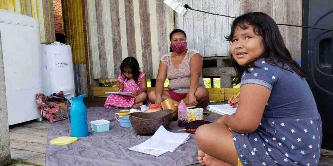 Mãe Yanawá faz da varanda de casa uma sala de audioaula e acompanha atividades com os filhos
