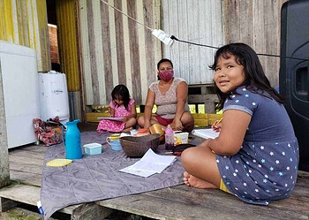 Mãe Yanawá faz da varanda de casa uma sala de audioaula e acompanha atividades com os filhos