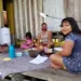 Mãe Yanawá faz da varanda de casa uma sala de audioaula e acompanha atividades com os filhos