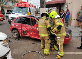 Os bombeiros tiveram dificuldades para retirar a vítima do veículo (Foto: Ascom CBMAC)