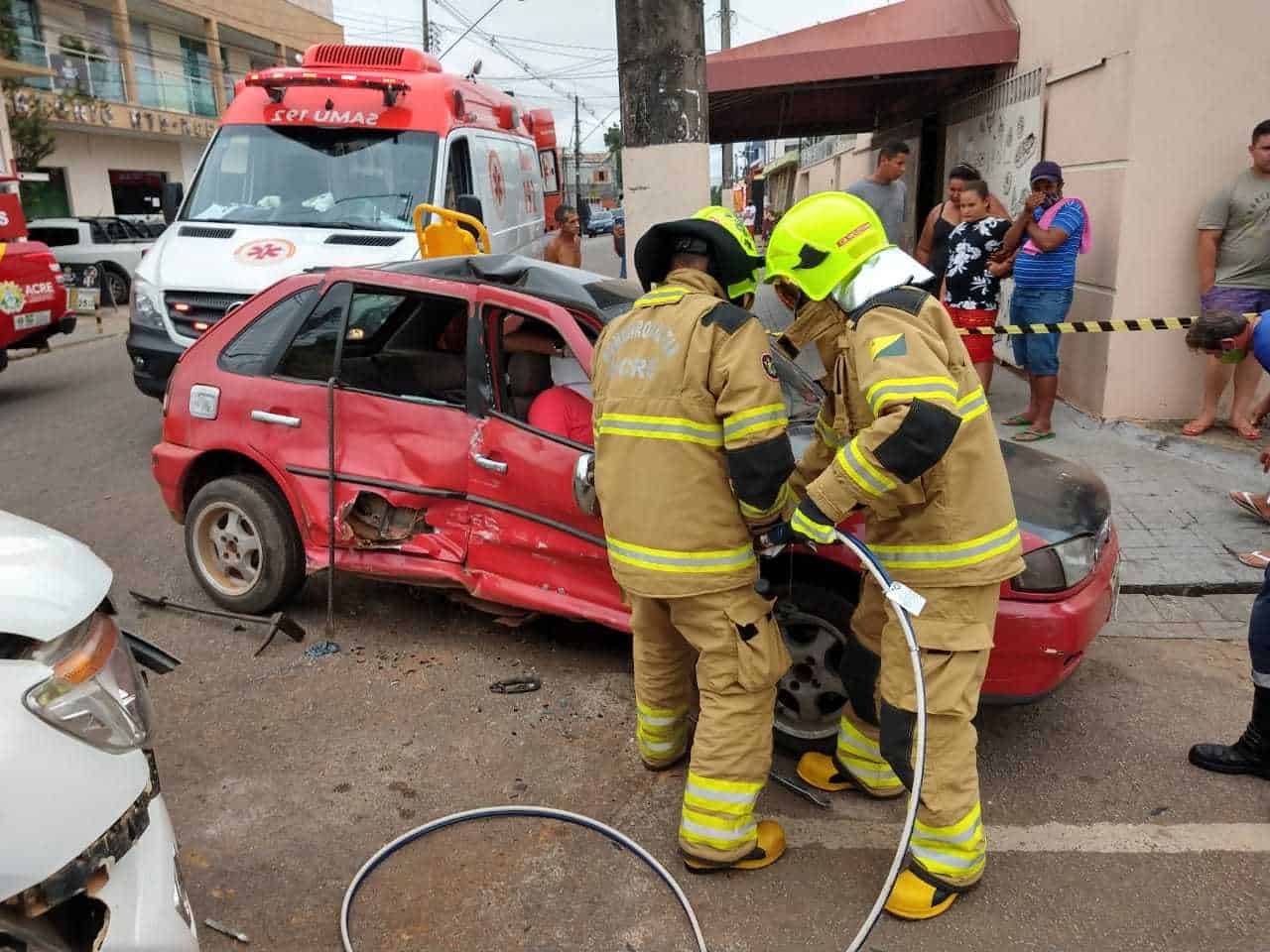 Os bombeiros tiveram dificuldades para retirar a vítima do veículo (Foto: Ascom CBMAC)