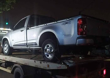 Criminosos sequestram motorista de caminhonete e mantêm vítima refém por horas na capital