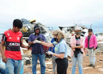 Trabalhadores do lixão de Rio Branco recebem doações da Campanha Solidária