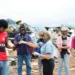 Trabalhadores do lixão de Rio Branco recebem doações da Campanha Solidária