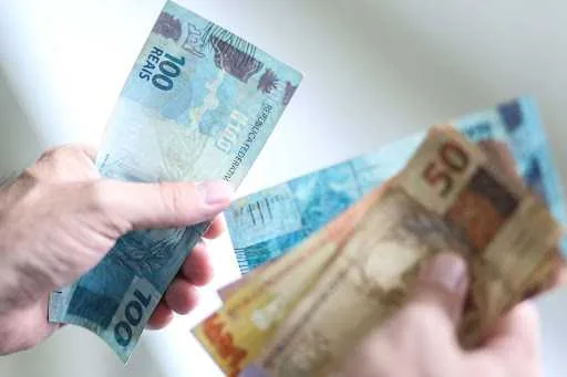 Servidores estaduais vão receber nesta terça-feira