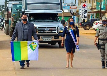 Brasileia comemora aniversário de 110 anos com desfile cívico em carro aberto