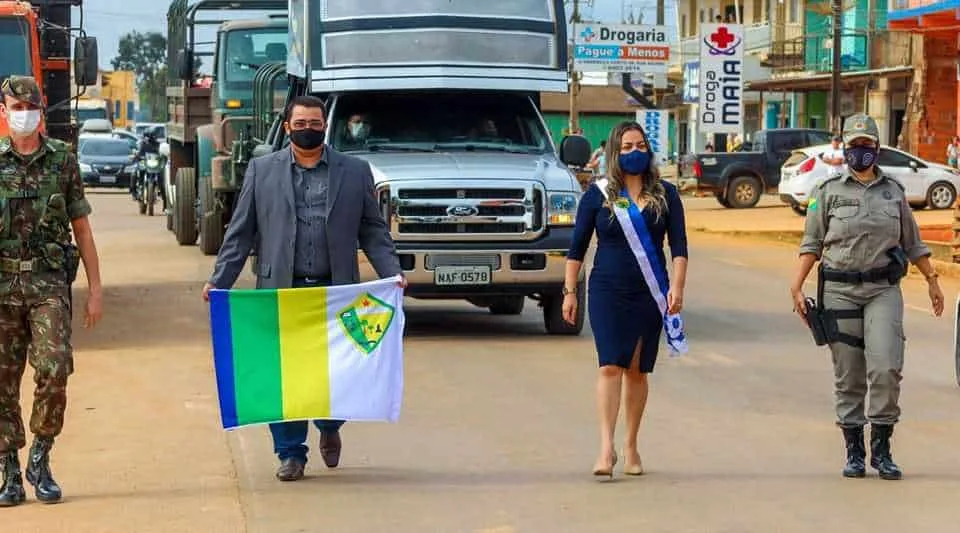 Brasileia comemora aniversário de 110 anos com desfile cívico em carro aberto