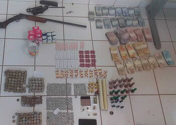 Após denúncia anônima, PM apreende arma de fogo, munições e R$ 22 mil em dinheiro 