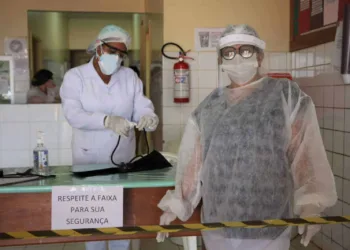servidores da área da saúde que estão atuando no combate à pandemia do novo coronavírus recebem mais uma parcela do aumento do valor pago pelo adicional de insalubridade