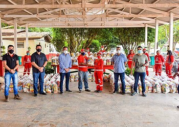 Margaridas e garis da Secretaria de Zeladoria da Cidade recebem cestas básicas