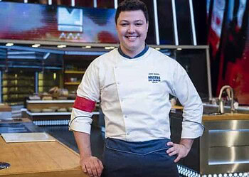 Chefe Júnior Marinho na cozinha do reality show Mestre do Sabor