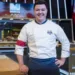 Chefe Júnior Marinho na cozinha do reality show Mestre do Sabor
