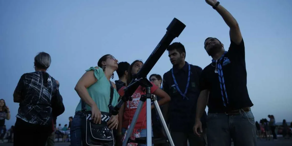 Grupos de visitantes e estudiosos se reunem no Forte de Copacabana para observar o eclipse total da lua, em que o astro ganha tons avermelhados, conhecido como Lua de Sangue.