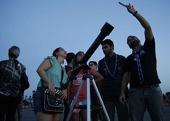 Grupos de visitantes e estudiosos se reunem no Forte de Copacabana para observar o eclipse total da lua, em que o astro ganha tons avermelhados, conhecido como Lua de Sangue.