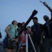 Grupos de visitantes e estudiosos se reunem no Forte de Copacabana para observar o eclipse total da lua, em que o astro ganha tons avermelhados, conhecido como Lua de Sangue.