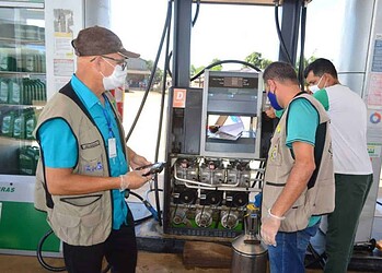 Os fiscais efetuaram testes para verificar o funcionamento das bombas e a qualidade do combustível (Foto: Procon/AC)