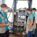 Os fiscais efetuaram testes para verificar o funcionamento das bombas e a qualidade do combustível (Foto: Procon/AC)