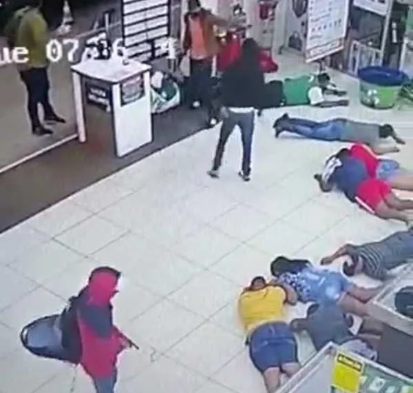 Dois homens são presos suspeitos de participar de roubo em supermercado e lotérica na Capital