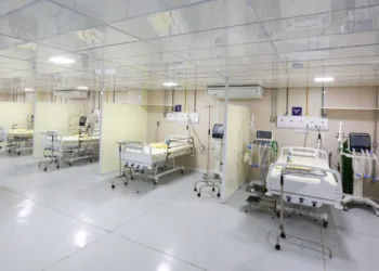 O hospital possui 10 leitos de unidade de terapia intensiva (UTI), 20 leitos semi-intensivos, 60 leitos de enfermaria, entre outros (Foto: Marcos Vicentti / Secom Acre)