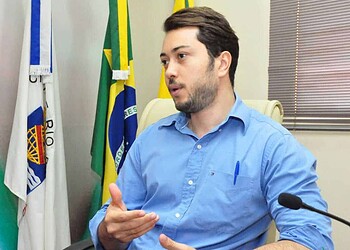 Vereador Emerson Jarude questiona a falta de medicamentos nas unidades de saúde (Foto: Ascom Acervo CMRB)
