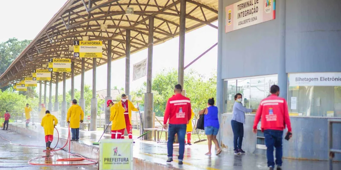 Terminais de integração da Sobral e Adalberto Sena passaram pela higienização esta semana (Foto: Assis Lima / Ascom PMRB)