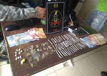 Foram encontrados 61 tabletes de maconha, 16 saquinhos Skank, 10 pedras de Crack, 167 DVD`s e 18 CD`s, além da quantia de R$ 504,00 (Foto: Ascom PM/AC)