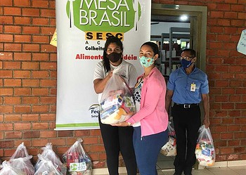 Cestas básicas são doadas pelo Sistema Fecomércio-Sesc-Senac/AC no município de Xapuri 