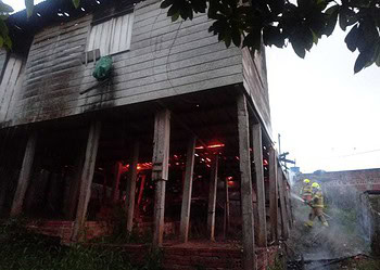 Incêndio em residência é contido por bombeiros em Cruzeiro do Sul