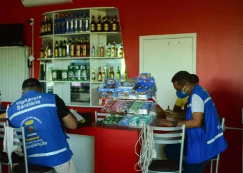 Fiscais da Vigilância Sanitária recebem denúncias de comércios funcionando irregularmente e intensificam fiscalização