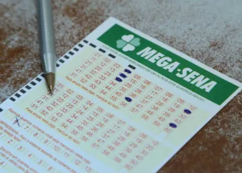 30/10/2017 -Já se sabe onde foi feita a aposta ganhadora da Mega Sena sorteada no último sábado (28). Nesta segunda-feira (30), a Caixa Econômica Federal revelou que o bilhete premiado foi vendido na Milênio Loterias, localizada na Rua São José dos Pinhais, 1535, no bairro Sítio Cercado – região sul de Curitiba. Eli Maria Zago, gerente da casa lotérica, afirma que é a primeira vez que a bolada parte de uma aposta feita na loja. “Sempre fomos ‘pé quente’. Agora, mais do que nunca”, brincou. Sobre o nome do sortudo, apenas especulações. “Não temos como afirmar quem é. Normalmente as mesmas pessoas apostam por aqui, mas é muita gente. Fica difícil adivinhar”, afirma.Entre os clientes da lotérica o rebuliço foi grande. Para o apostador João Batista da Silva, 55, o prêmio de R$ 20,7 milhões solucionaria muitos problemas, e seria dividido de forma generosa. “Primeiro, tchau pro aluguel. Compraria uma boa casa para família, e usaria o resto pra ajudar os outros”, disse.