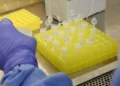 Diagnóstico laboratorial de casos suspeitos do novo coronavírus (2019-nCoV), realizado pelo Laboratório de Vírus Respiratório e do Sarampo do Instituto Oswaldo Cruz (IOC/Fiocruz), que atua como Centro de Referência Nacional em Vírus Respiratórios para o Ministério da Saúde