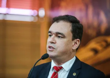 “Acre continua em último na vacinação contra a Covid-19 com milhares de doses aguardando em estoque”, afirma Daniel Zen