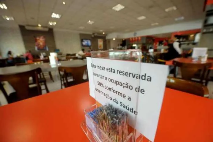 Com avanço para Bandeira Amarela, bares, restaurantes e cinemas poderão reabrir no Acre